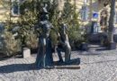 Пам’ятник персонажам кінокомедії “За двома зайцями” перестав говорити українською мовою