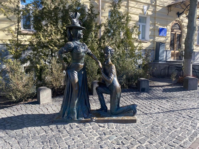 Пам’ятник персонажам кінокомедії “За двома зайцями” перестав говорити українською мовою