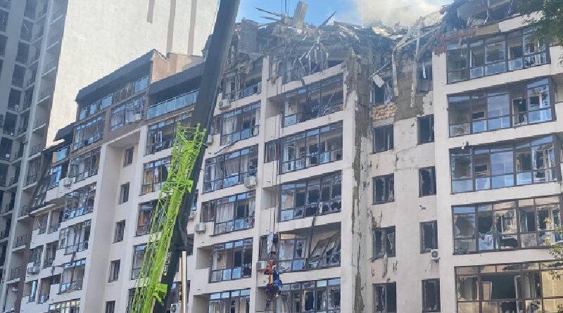 У Києві продовжують аварійно-рятувальні роботи на місцях вчорашніх вибухів (нові подробиці)