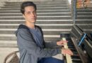 Іван Беценко грає українські пісні із авторським аранжуванням на вуличному піаніно в Києві (відео)