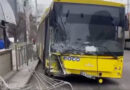 У столиці автобус зніс 20 метрів паркану