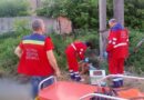 Лежав зі зламаною ногою та благав про допомогу: поліцейські Київщини врятували чоловіка в лісосмузі