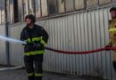 У Херсоні після ворожого обстрілу в складському приміщенні виникла пожежа